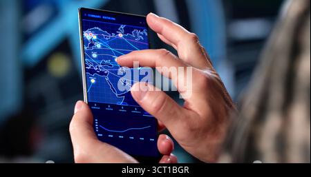 Tippstrategie Für Ältere Männer Auf Laptop In Der Militärzentrale. Stockfoto