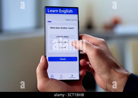 Seniorin Mit Der Smartphone-App Für Die Ausbildung, Um Englische Grammatik Zu Lernen Stockfoto