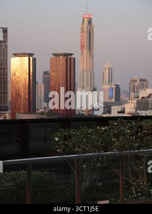 Eine erstaunliche und atemberaubende Stadtlandschaft mit Wolkenkratzern bei Sonnenuntergang, die Sie atemlos macht Stockfoto