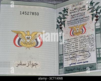 Kairo, Ägypten, 24. September 2025: Pass der Republik Jemen, jemenitischer Pass, Regierungsdokument, das von jemenitischen Bürgern für internationale Reisen verwendet wird, Stockfoto