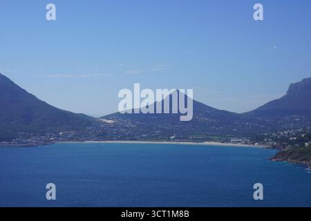 Blick aus der Vogelperspektive auf die Houtbay mit Strand, Kapstadt, Südafrika Stockfoto