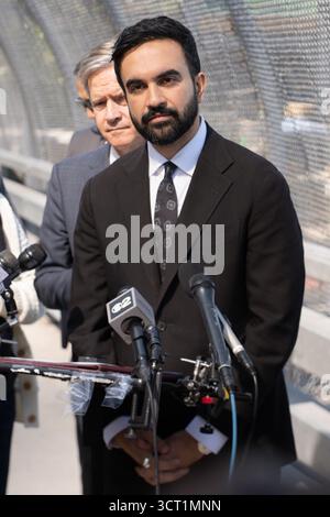Manhattan, New York, USA. Juli 2025. Zohran Mamdani, demokratischer Kandidat für den Bürgermeister von New York City, hält eine Pressekonferenz ab, in der Präsident Donald Trump aufgefordert wird, 8 Milliarden für Infrastrukturprojekte in New York City in Hudson Yards einzufrieren. Mamdani wurde auf dem MTA West Side Yard von Kongressabgeordneter Jerry Nadler, Abgeordneter Tony Simone und Senator Hoylman-Sigal begleitet. (Credit Image: © Derek French/SOPA Images via ZUMA Press Wire) NUR REDAKTIONELLE VERWENDUNG! Nicht für kommerzielle ZWECKE! Stockfoto