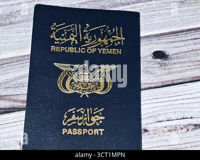 Pass der Republik Jemen, Jemen-Pass, Regierungsdokument, das von jemenitischen Bürgern für internationale Reisen verwendet wird, ausgestellt von Immigration and Natural Stockfoto