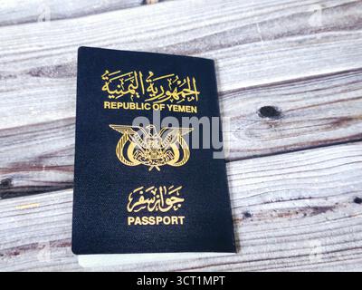 Pass der Republik Jemen, Jemen-Pass, Regierungsdokument, das von jemenitischen Bürgern für internationale Reisen verwendet wird, ausgestellt von Immigration and Natural Stockfoto