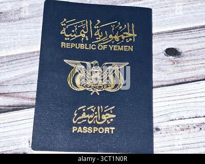 Pass der Republik Jemen, Jemen-Pass, Regierungsdokument, das von jemenitischen Bürgern für internationale Reisen verwendet wird, ausgestellt von Immigration and Natural Stockfoto