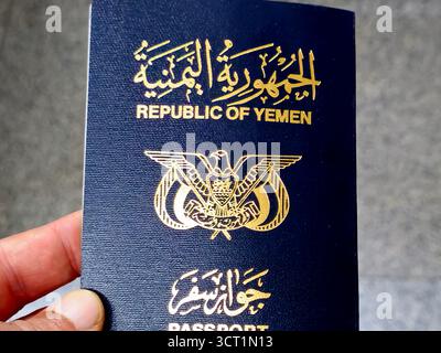 Pass der Republik Jemen, Jemen-Pass, Regierungsdokument, das von jemenitischen Bürgern für internationale Reisen verwendet wird, ausgestellt von Immigration and Natural Stockfoto
