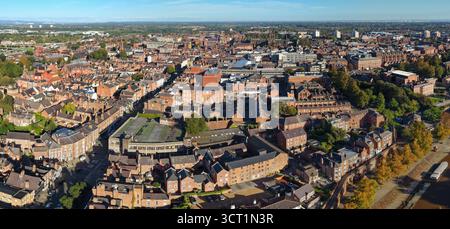 Panoramablick auf die Lower Bridge Street in Chester, gesäumt von historischen Dächern und Gebäuden aus roten Backsteinen. Stockfoto