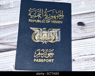 Pass der Republik Jemen, Jemen-Pass, Regierungsdokument, das von jemenitischen Bürgern für internationale Reisen verwendet wird, ausgestellt von Immigration and Natural Stockfoto