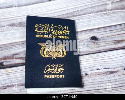 Pass der Republik Jemen, Jemen-Pass, Regierungsdokument, das von jemenitischen Bürgern für internationale Reisen verwendet wird, ausgestellt von Immigration and Natural Stockfoto