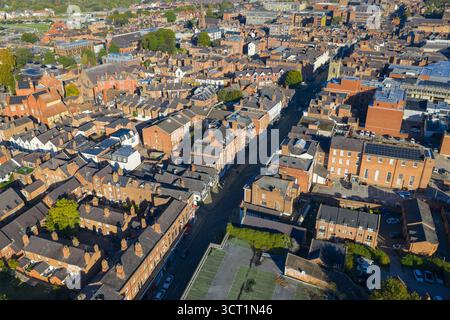 Luftbild der Lower Bridge Street in Chester, gesäumt von historischen Dächern und Gebäuden aus rotem Backstein. Stockfoto