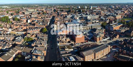 Panoramablick auf die Lower Bridge Street in Chester, gesäumt von historischen Dächern und Gebäuden aus roten Backsteinen. Stockfoto