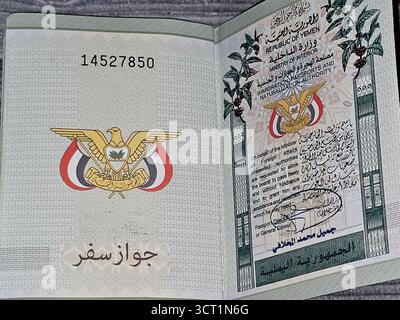 Kairo, Ägypten, 24. September 2025: Pass der Republik Jemen, jemenitischer Pass, Regierungsdokument, das von jemenitischen Bürgern für internationale Reisen verwendet wird, Stockfoto
