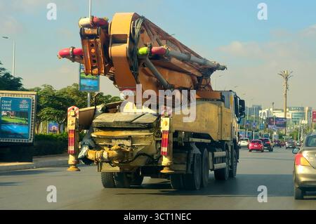 Kairo, Ägypten, 16. September 2025: Eine auf Lkw montierte Betonpumpe auf der Straße, ein Baumaschinenbauteil, mit dem Flüssigbeton gezielt gefördert wird Stockfoto