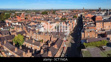Panoramablick auf die Lower Bridge Street in Chester, gesäumt von historischen Dächern und Gebäuden aus roten Backsteinen. Stockfoto