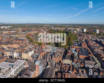 Aus der Vogelperspektive erhebt sich die Kathedrale von Chester zwischen historischen Dächern und Grünflächen. Stockfoto
