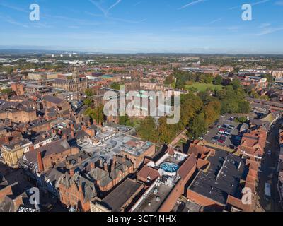 Aus der Vogelperspektive erhebt sich die Kathedrale von Chester zwischen historischen Dächern und Grünflächen. Stockfoto