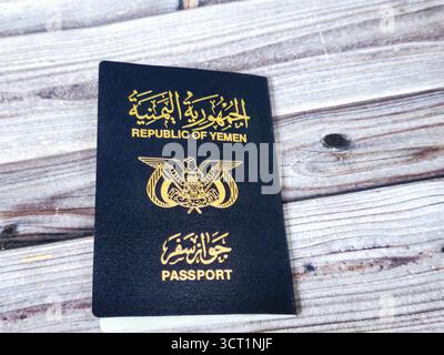 Pass der Republik Jemen, Jemen-Pass, Regierungsdokument, das von jemenitischen Bürgern für internationale Reisen verwendet wird, ausgestellt von Immigration and Natural Stockfoto