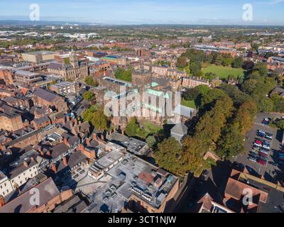 Aus der Vogelperspektive erhebt sich die Kathedrale von Chester zwischen historischen Dächern und Grünflächen. Stockfoto
