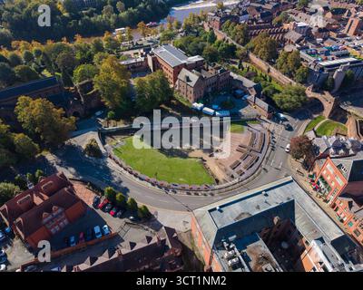 Blick aus der Vogelperspektive auf Chesters römisches Amphitheater mit umliegenden historischen Straßen und Gebäuden. Stockfoto