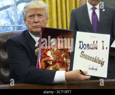 Symbolisches Bild, Donald 1 Sun King, Trump auf Rache, Verfolgung aller Gegner, Autokratie, Militär gegen US-Bürger, US-Demokratie in Gefahr Stockfoto