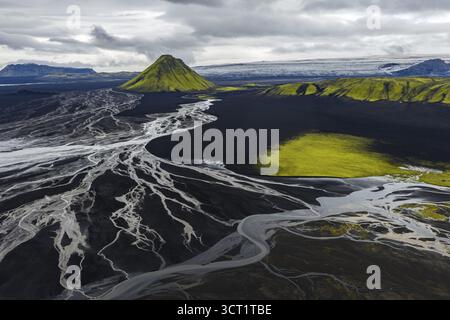 Moosbedeckter Berg Maelifell, Maelifell, hinter dem Gletscher Myrdalsjoekull, isländisches Hochland, Island Stockfoto