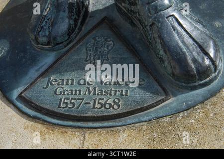 Inschrift auf der Basis der Bronzestatue von Jean Parisot de la Valette, Großmeister des Malteserordens, Gründer der Hauptstadt von Valletta, Valletta Stockfoto