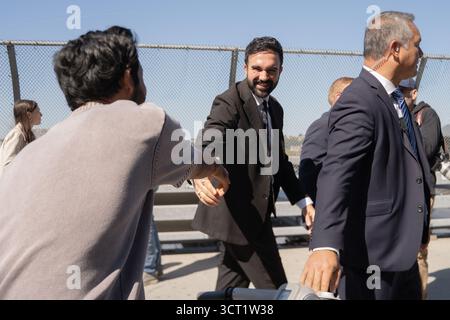 Manhattan, Usa. Juli 2025. Zohran Mamdani, demokratischer Kandidat für das Amt des Bürgermeisters von New York City, begrüßt einen Unterstützer nach einer Pressekonferenz, in der Präsident Donald Trump aufgefordert wurde, 18 Milliarden Dollar für Infrastrukturprojekte in New York City in Hudson Yards einzufrieren. Mamdani wurde auf dem MTA West Side Yard von Kongressabgeordneter Jerry Nadler, Abgeordneter Tony Simone und Senator Hoylman-Sigal begleitet. (Foto: Derek French/SOPA Images/SIPA USA) Credit: SIPA USA/Alamy Live News Stockfoto