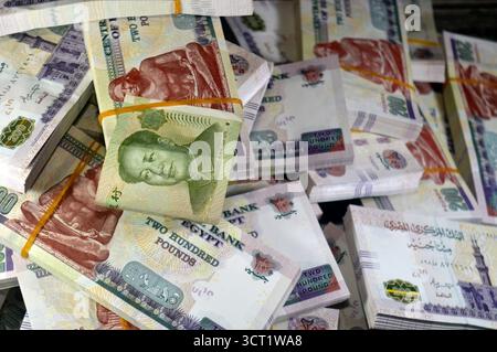 CNY Chinesisches Yuan-Geld und Stapel ägyptisches Geld von 200 LE EGP zweihundert ägyptische Pfund Bargeld, durch die Zentralbank Ägyptens, ägyptische A Stockfoto