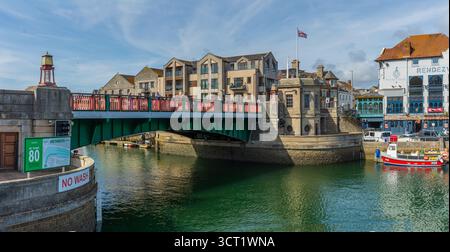 Weymouth, Großbritannien - 5. September 2025: Die Flagge der Union Jack wird vom Control Pavilion auf der Town Bridge aus gejagt. 1930 wurde die klassifizierte Bascule Bride der Klasse II erbaut Stockfoto