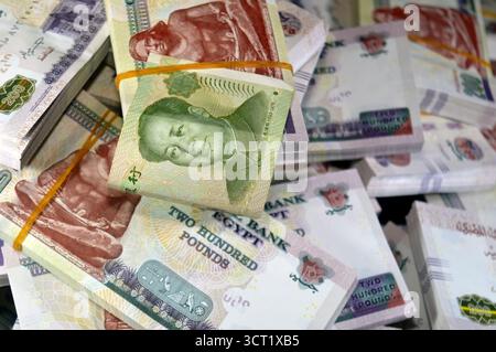 CNY Chinesisches Yuan-Geld und Stapel ägyptisches Geld von 200 LE EGP zweihundert ägyptische Pfund Bargeld, durch die Zentralbank Ägyptens, ägyptische A Stockfoto
