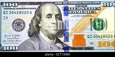 Großes Fragment der Vorderseite des Bargeldscheins von 100 US-Dollar, mit Porträt von Benjamin Franklin mit der Deklaratio Stockfoto