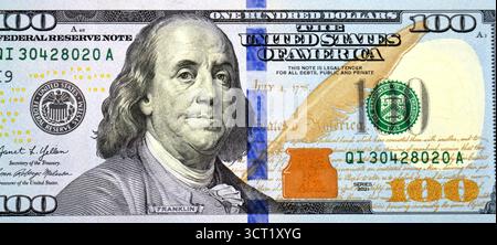 Großes Fragment der Vorderseite des Bargeldscheins von 100 US-Dollar, mit Porträt von Benjamin Franklin mit der Deklaratio Stockfoto