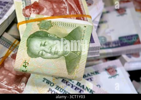 CNY Chinesisches Yuan-Geld und Stapel ägyptisches Geld von 200 LE EGP zweihundert ägyptische Pfund Bargeld, durch die Zentralbank Ägyptens, ägyptische A Stockfoto