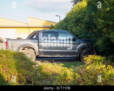 Canneto sul Oglio, Italien 22. September 2025 im Jahr 2023 fährt ein robuster JAC T8 Euro 5 Diesel-Pickup in Grau souverän durch dicht Stockfoto