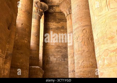 Ägyptischen Hieroglyphen und Zeichnungen an den Wänden und Säulen. Ägyptische Sprache, das Leben der antiken Götter und Menschen in Hieroglyphen und Zeichnungen Stockfoto