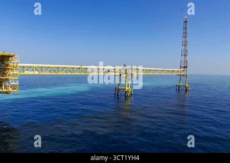 Bohrinsel im Hafen. Abschleppen der Ölplattform. Stockfoto