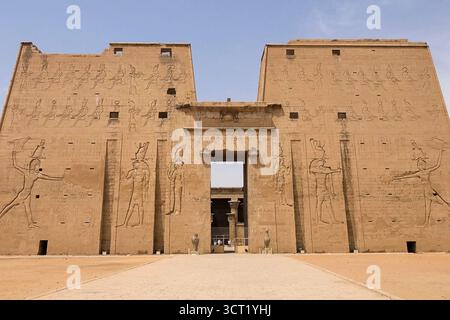 Museum von Gizeh, Ägypten - 27. August 2017: Gebäude und Spalten der alten ägyptischen Megalithen. Alte Ruinen der Ägyptischen Gebäude Stockfoto