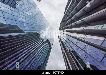 Moderne Glashochhäuser in London mit Reflektionen Stockfoto