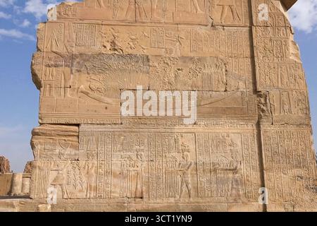 Ägyptischen Hieroglyphen und Zeichnungen an den Wänden und Säulen. Ägyptische Sprache, das Leben der antiken Götter und Menschen in Hieroglyphen und Zeichnungen Stockfoto