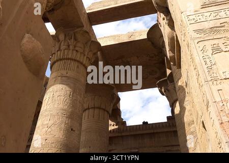 Ägyptischen Hieroglyphen und Zeichnungen an den Wänden und Säulen. Ägyptische Sprache, das Leben der antiken Götter und Menschen in Hieroglyphen und Zeichnungen Stockfoto