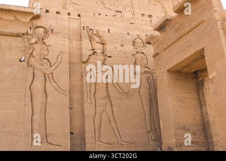 Ägyptischen Hieroglyphen und Zeichnungen an den Wänden und Säulen. Ägyptische Sprache, das Leben der antiken Götter und Menschen in Hieroglyphen und Zeichnungen Stockfoto
