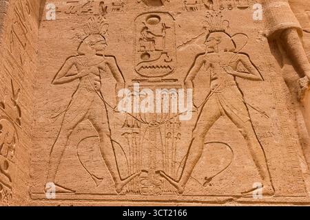 Ägyptischen Hieroglyphen und Zeichnungen an den Wänden und Säulen. Ägyptische Sprache, das Leben der antiken Götter und Menschen in Hieroglyphen und Zeichnungen Stockfoto