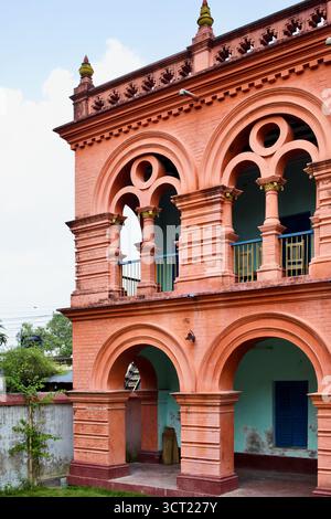 Hinter der Fassade der historischen Tagore Lodge in Kushtia, Bangladesch, befindet sich ein Gebäude aus dem 19. Jahrhundert, das mit dem Indigo-Geschäft der Familie Tagore verbunden ist. Stockfoto