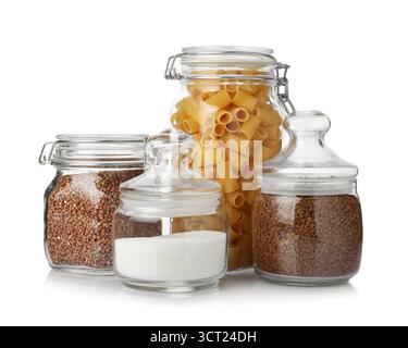 Glasgläser mit verschiedenen Produkten, isoliert auf weiß Stockfoto