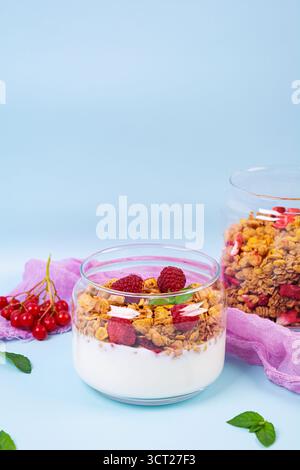 Joghurt mit Müsli und Beeren. Gesundes Frühstück. Müsli, Hafer und Joghurt Stockfoto