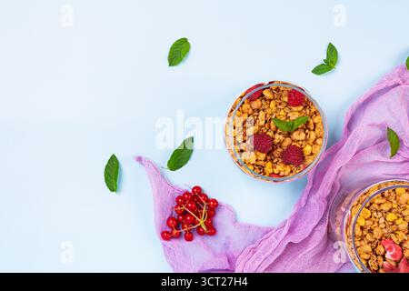 Joghurt mit Müsli und Beeren. Gesundes Frühstück. Müsli, Hafer und Joghurt Stockfoto
