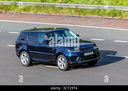 2019 Blue Land Rover Range Rover Sport HSE P400e A P400e Si4 Ingenium 300 PS/105 kW 13,1 kW PHEV Auto Start/Stopp SUV Auto Hybrid 1997 ccm; Fahrt auf der Autobahn M61 in Manchester, Großbritannien Stockfoto