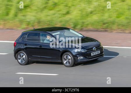 2020 Black VW Volkswagen Polo Match TSI 95 Start/Stop Hatchback Car Benzin 999 ccm; Fahrt auf der Autobahn M61 in Manchester, Großbritannien Stockfoto