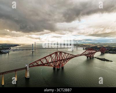 Regenwolken über der Forth Bridge von einer Drohne, Queensferry Crossing, Forth Estuary, Schottland, Großbritannien Stockfoto