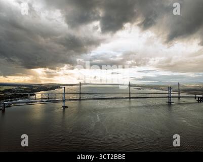 Regenwolken über der Forth Road Bridge und dem Queensferry Crossing von einer Drohne, Queensferry Crossing, Forth Estuary, Schottland, Großbritannien Stockfoto